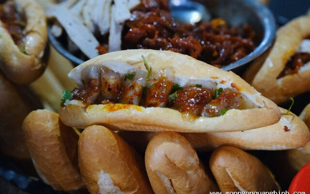 Bánh Mì Kẹp Bột Lọc Quảng Bình – Món Ăn Vặt Lạ Mà Quen