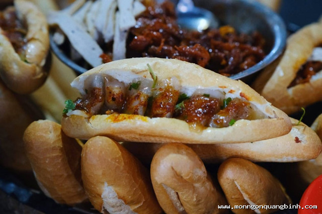 Bánh Mì Kẹp Bột Lọc Quảng Bình – Món Ăn Vặt Lạ Mà Quen